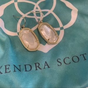KENDRA SCOTT Lee Gold Drop Earrings in Ivory Pearl